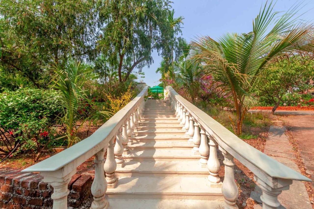Stayvista'S Casa Palmera - Pet-Friendly Villa With Pool, Garden With Gazebo, And Indoor & Outdoor Games Alībāg Exterior foto